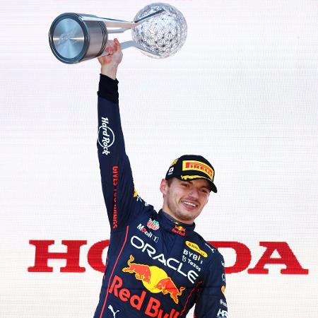 Max Verstappen celebra a vitória e o bicampeonato em Suzuka - Clive Rose/Getty Images