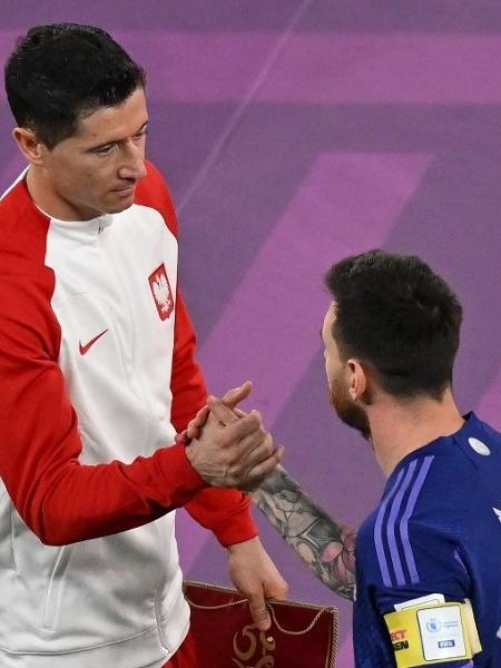 Messi e Lewandowski se cumprimentam antes do duelo entre Polônia e Argentina - Glyn KIRK / AFP