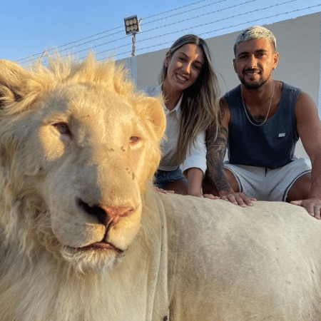 Arrascaeta e Camila Bastiani com um leão em um zoológico nos Emirados Árabes Unidos - Reprodução/Instagram