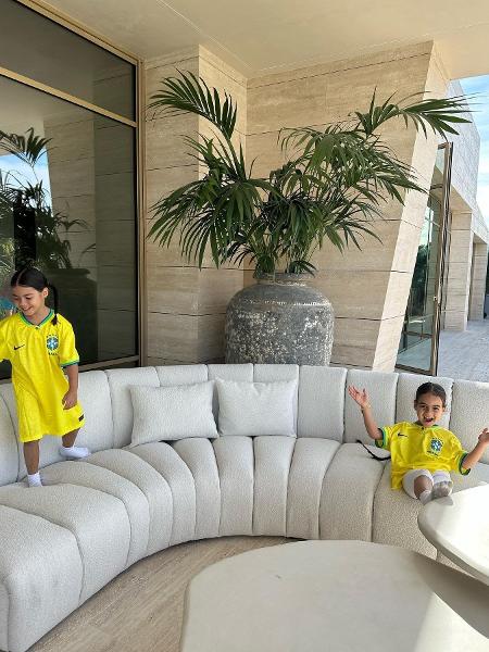 Alana e Eva, filhas de Cristiano Ronaldo, com camisa da seleção brasileira. - Reprodução/Instagram