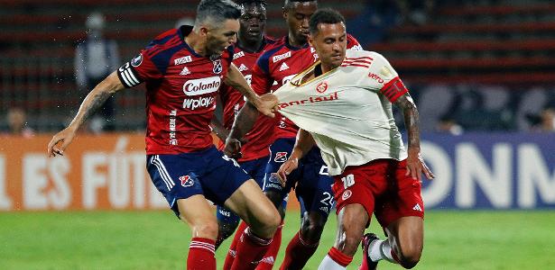 Alan Patrick em ação pelo Inter contra o Independiente Medellín na Libertadores