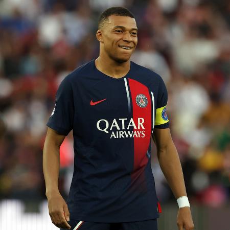 Kylian Mbappé, atacante do PSG, segue com futuro indefinido