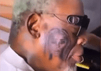 Lenda da NBA, Dennis Rodman tatua rosto da namorada na bochecha
