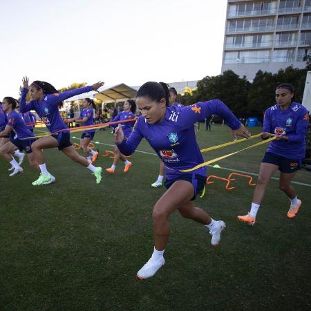 Jogadoras da seleção brasileira feminina durante treinamento antes da Copa