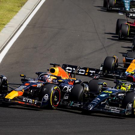 Max Verstappen, da Red Bull, ultrapassa Lewis Hamilton, da Mercedes, no GP da Hungria de Fórmula 1