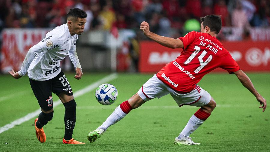 Adson tenta drible em De Pena durante Internacional x Corinthians pelo Campeonato Brasileiro