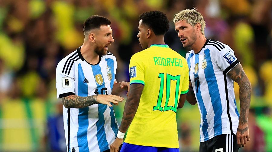 Messi, da Argentina, e Rodrygo, do Brasil, em jogo pelas Eliminatórias para a Copa do Mundo 2026