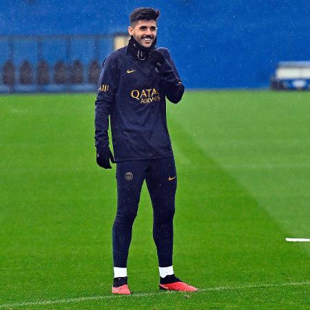 Beraldo faz primeiro treino pelo PSG e é elogiado pelo treinador