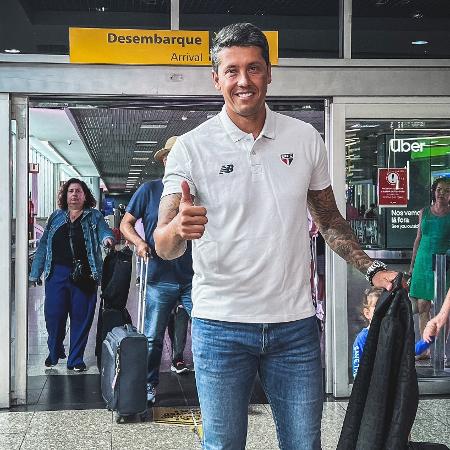 Thiago Carpini, novo técnico do São Paulo, desembarcou na capital paulista