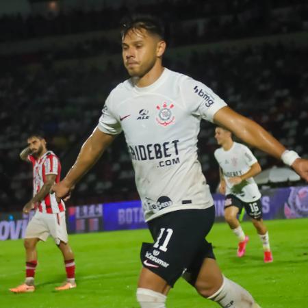 Romero, do Corinthians, comemora seu segundo gol contra o Botafogo-SP, pelo Paulistão