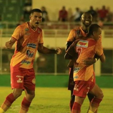 Jogadores da Juazeirense comemorando gol contra o River-PI na Copa do Nordeste