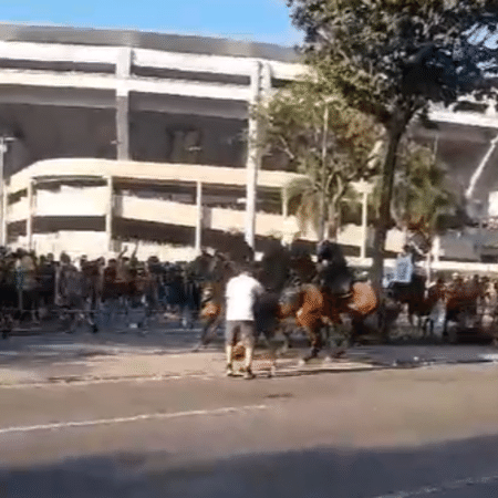 Policiais militares e torcedores do Corinthians entraram em conflito nos arredores do Maracanã