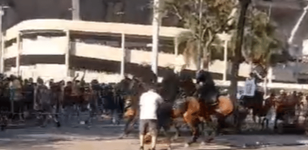 Torcedores corintianos e PM se confrontam nas proximidades do Maracanã.