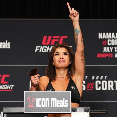 Tracy Cortez chora após cortar o cabelo e bater peso antes do UFC Denver