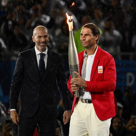 Zidane entrega tocha olímpica para Rafael Nadal em Paris