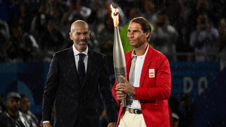 Zidane entrega tocha olímpica para Rafael Nadal em Paris