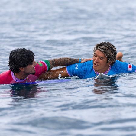 Gabriel Medina e Kanoa Igarashi, do Japão, durante as Olimpíadas de Paris 2024