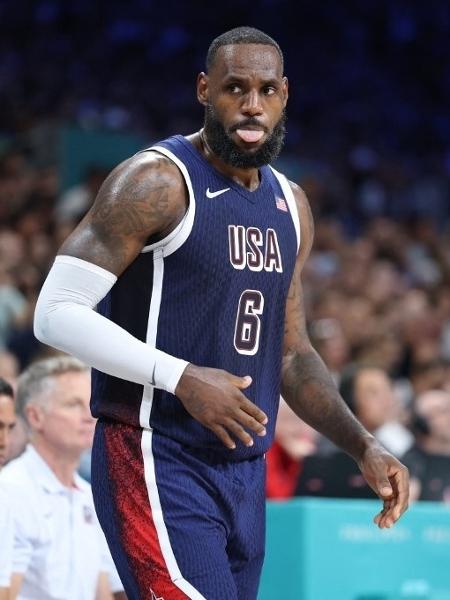 Lebron James em jogo da seleção dos EUA diante da Sérvia