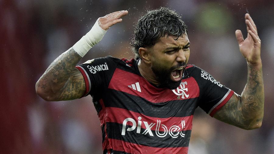 Gabigol se lamenta durante jogo entre Flamengo e Fluminense pelo Brasileirão: pífia atuação