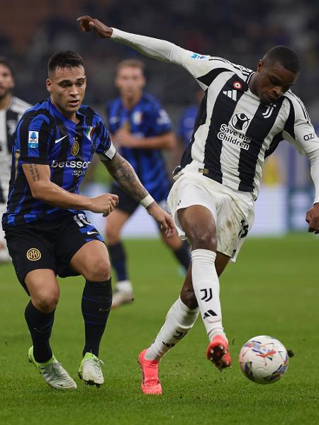 Lautaro Martínez e Kalulu disputam a bola no clássico entre Inter de Milão e Juventus