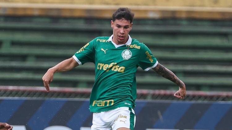 Erick Belé em ação pelo Palmeiras sub-17 no jogo contra o Botafogo pela semifinal do Brasileirão da categoria