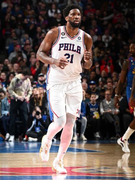 Joel Embiid em ação pelo Philadelphia 76ers na NBA