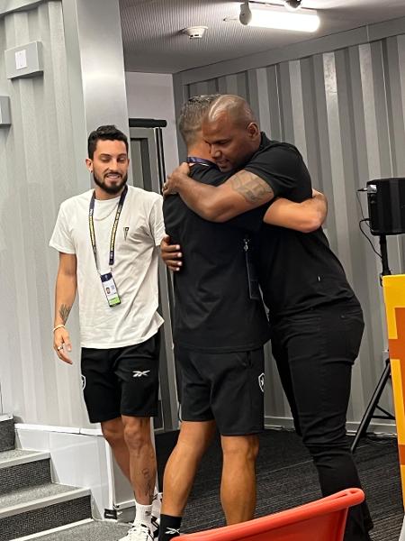 Artur Jorge (de preto) e Alex Telles (de branco) fazem questão de abraçar Jefferson após discurso do ex-goleiro do Botafogo