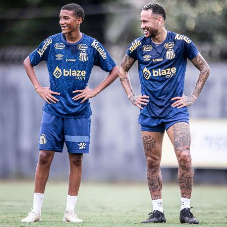 Neymar e Juninho, filho de Robinho, durante treino do Santos