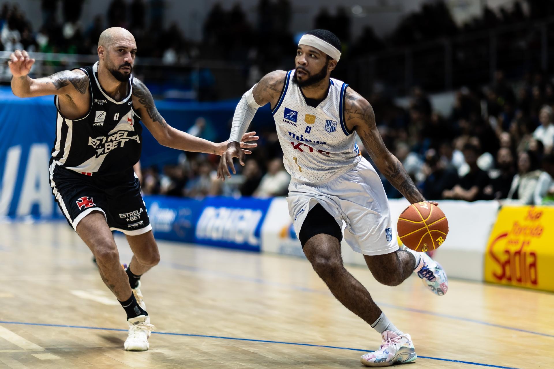 Holowell e Marquinhos no duelo entre Minas e Vasco nos playoffs do NBB - undefined