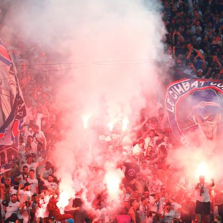 Torcedores do PSG fazem festa durante final da Champions League contra Inter de Milão