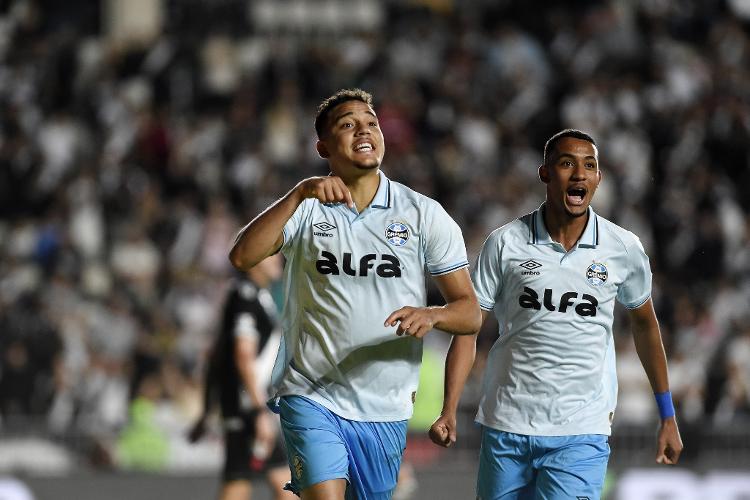 Gustavo Martins celebra gol do Grêmio sobre o Vasco