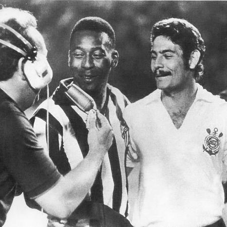 Pelé e Rivellino no estádio do Pacaembu, em 1970