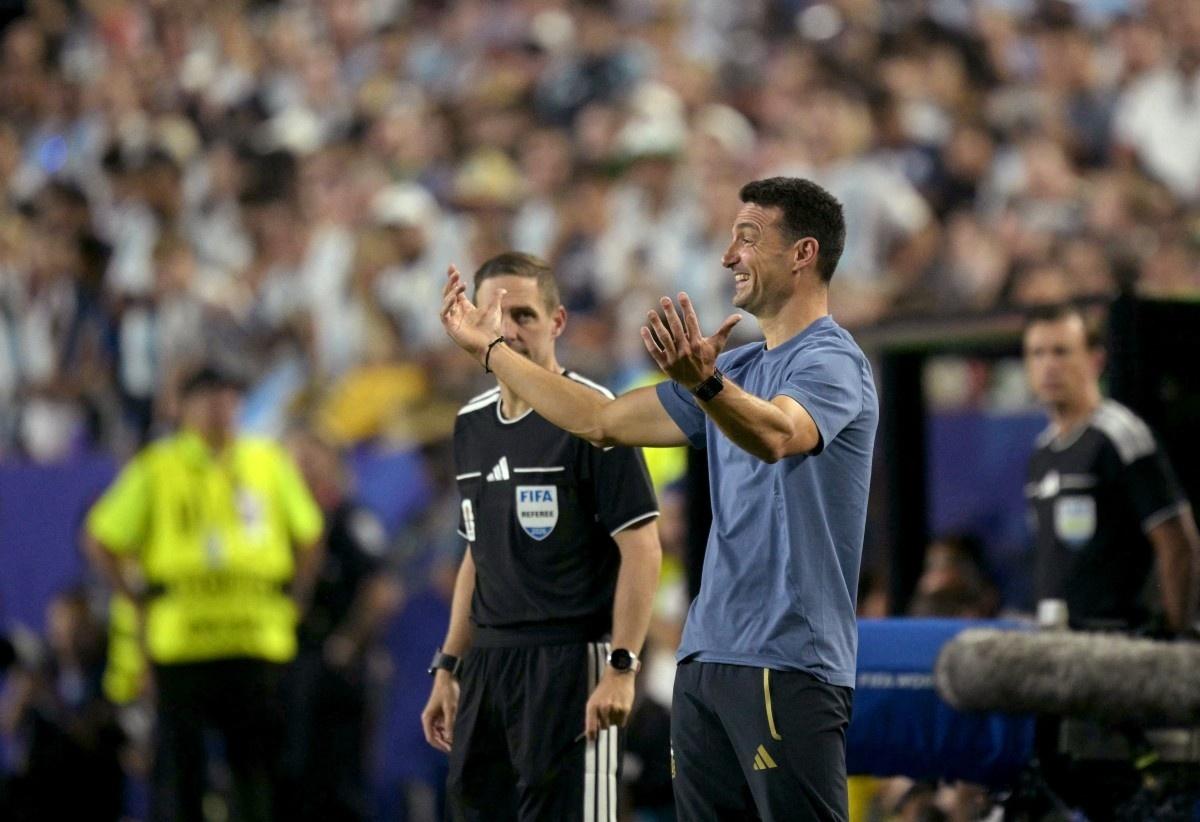 Scaloni durante partida entre Argentina e Argélia pela Copa do Mundo - undefined