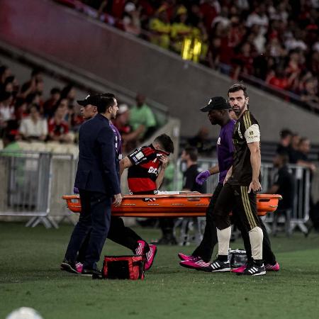 Ayrton Lucas, do Flamengo, deixa jogo contra o Red Bull Bragantino de maca