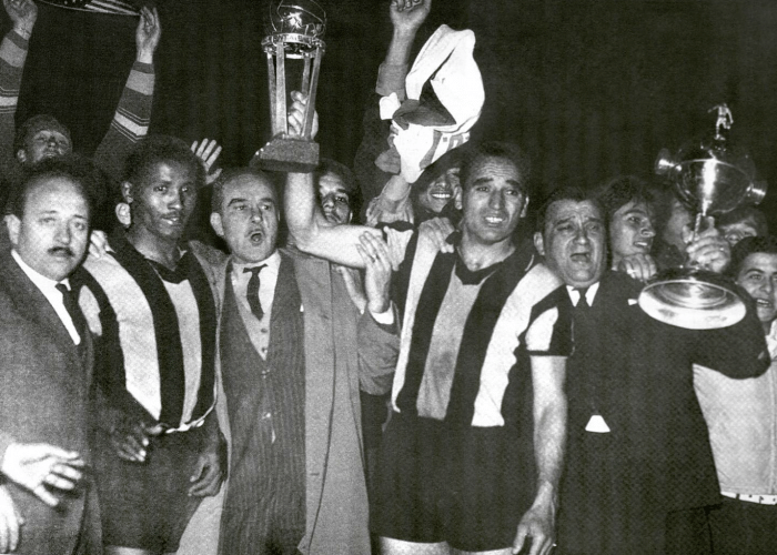 Peñarol ergue a taça da Libertadores em 1960 - Conmebol/Divulgação