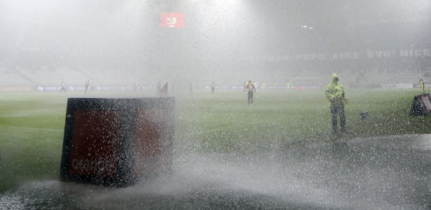 Chuva forte paralisou a partida entre Nice e Nantes, válida pelo Campeonato Francês - Valery Hache/AFP