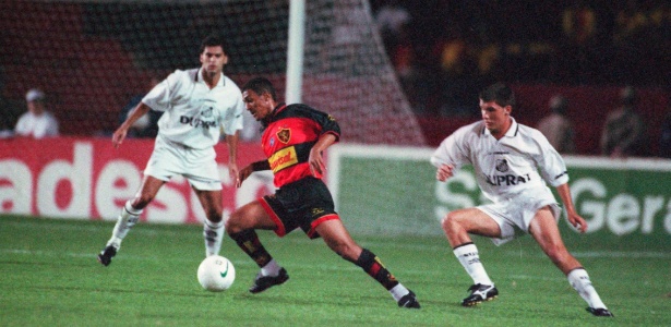 Atacante Leonardo disputa lance pelo Sport no Campeonato Brasileiro de 1999 - Otávio de Souza/Diário de Pernambuco