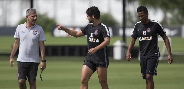 Fábio Mahseredjian conversa com Pato e Yago em treino do Corinthians: de saída - Daniel Augusto Jr/Agência Corinthians