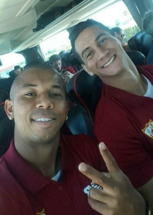 Mariano e Ganso posam para foto em deslocamento de ônibus do Sevilla - Reprodução - Reprodução