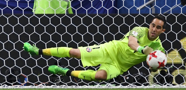 https://conteudo.imguol.com.br/c/esporte/5e/2017/06/28/bravo-defende-o-penalti-de-nani-e-classifica-o-chile-para-a-final-da-copa-das-confederacoes-1498682731765_615x300.jpg