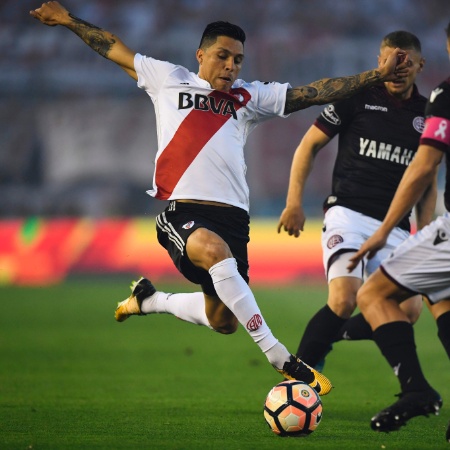 Enzo Pérez disputa lance na semifinal da Libertadores entre River Plate e Lanús - Eitan Abramovich/AFP