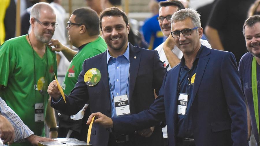 Julio Brant e Alexandre Campello depositam seus votos em eleição presidencial no Vasco juntos quando ainda eram aliados - Thiago Ribeiro/AGIF