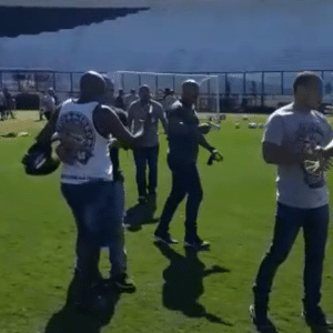 Segurança armado tenta conter torcedores que invadiram treino do Vasco - Reprodução - Reprodução