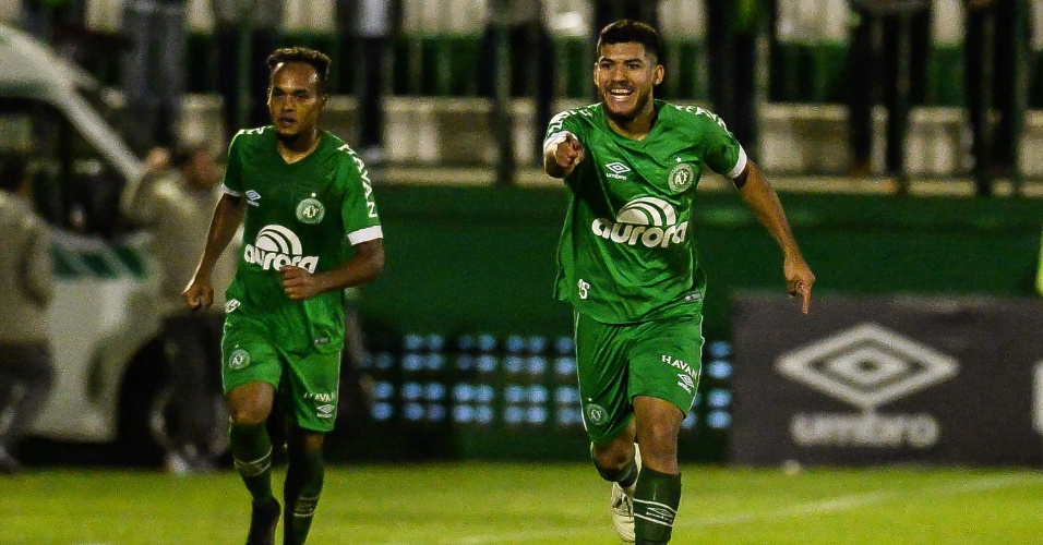 Jogo atrasou mais de uma hora | Com 'apagão' e polêmica, Chape vence o Cruzeiro em SC; veja os gols