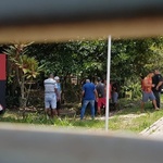 Familiares chorando e se abraçando dentro do Ninho do Urubu - Vinicius Castro/UOL