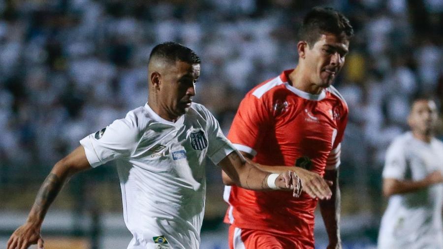 Derlis Gonzalez, do Santos, carrega a bola em jogo contra o América-RN - Marcello Zambrana/AGIF