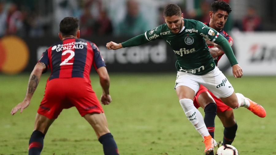 Zé Rafael, do Palmeiras, tenta superar a marcação do San Lorenzo em jogo válido pela Libertadores - Amanda Perobelli/Reuters