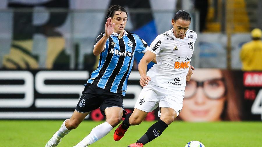 Ricardo Oliveira e Geromel disputam bola durante Grêmio x Atlético-MG - Pedro H. Tesch/AGIF