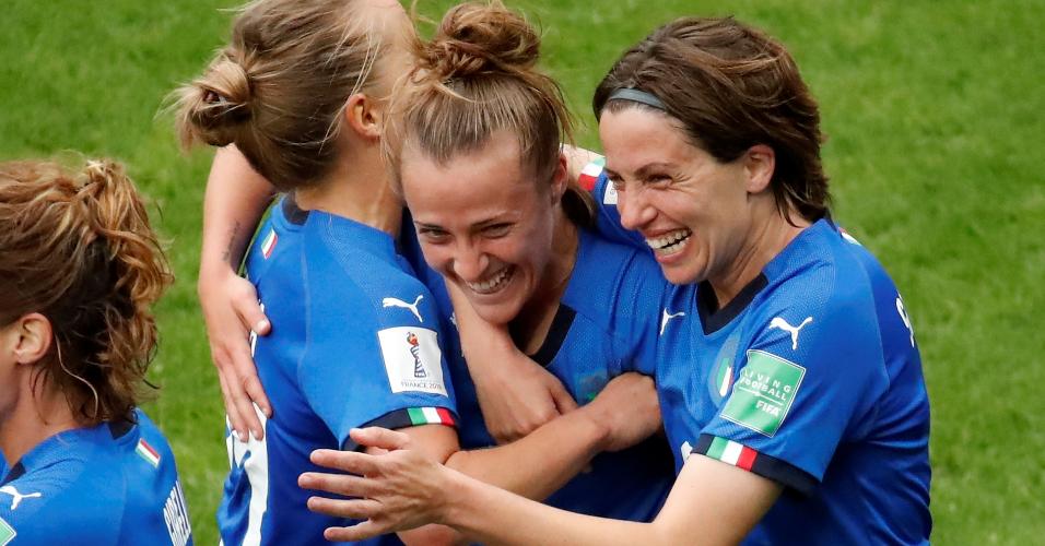 Seleção da Itália comemora gol contra Jamaica