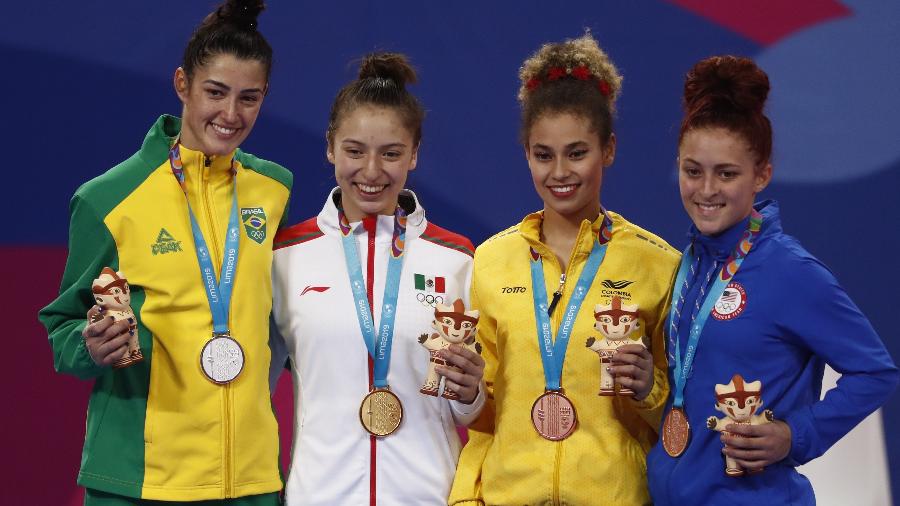 Talisca Reis (esq) foi prata no taekwondo após perder final para mexicana Daniela Souza, ao seu lado - REUTERS/Susana Vera